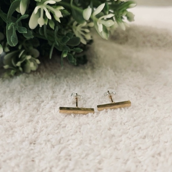 Brand New 18k gold filled bar earrings - Picture 3 of 5